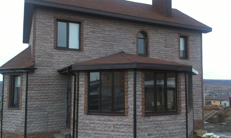 Дом отделанный фасадными панелия Docke Fels