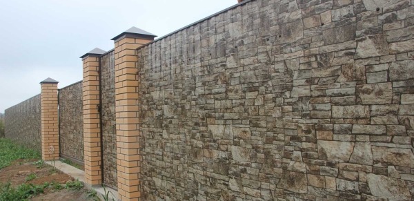 Забор из профнастила под камень